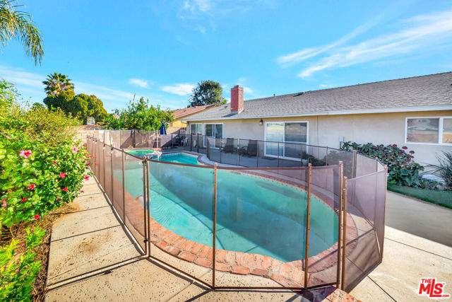 2425 Dusan Street, Simi Valley CA: https://media.crmls.org/mediaz/759e6088-61ca-4e8a-9442-4096a9fc79f1.jpg
