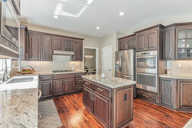 2460 Magnolia Way, Morgan Hill CA: https://media.crmls.org/mediaz/759edad3-0097-4cc5-b7fc-8052e31a287e.jpg