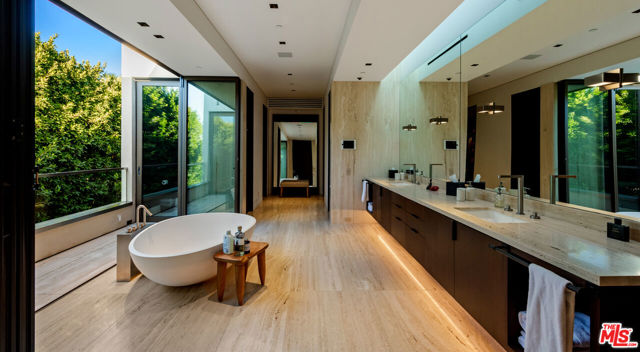 1305 Collingwood Place, Los Angeles CA: https://media.crmls.org/mediaz/759ef434-1072-46bd-ac82-6e90c620c9df.jpg