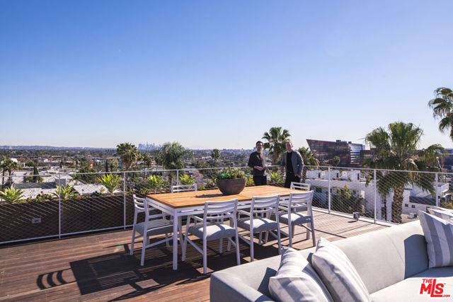 935 N San Vicente Boulevard, West Hollywood CA: https://media.crmls.org/mediaz/75a00596-02d8-492d-be59-c0c04d8393f8.jpg