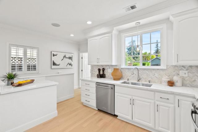 16717 Shannon Road, Los Gatos CA: https://media.crmls.org/mediaz/75a228df-acae-461a-b1a6-536b826206d4.jpg