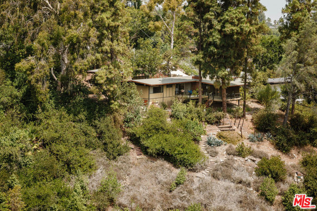 2 Seahurst Road, Rolling Hills Estates CA: https://media.crmls.org/mediaz/75a27983-907c-4f4a-a707-40242e8f3921.jpg