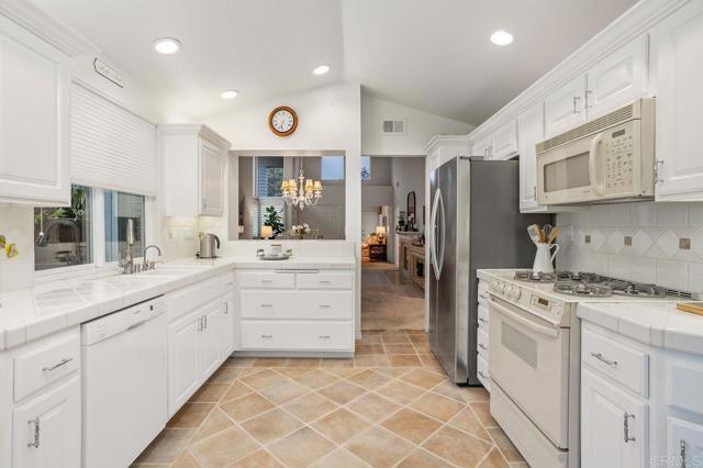 7414 Lantana, Carlsbad CA: https://media.crmls.org/mediaz/75a2e7b2-013f-4d31-a4cf-0656dd926213.jpg