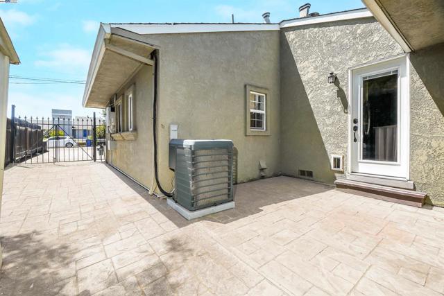 17526 Parker Rd, Castro Valley CA: https://media.crmls.org/mediaz/75a321a6-d128-4b94-b101-0cb8e74bc9b9.jpg
