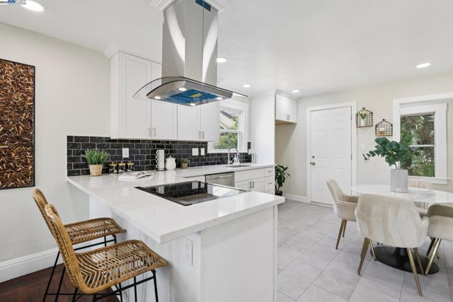 511 59Th St, Oakland CA: https://media.crmls.org/mediaz/75a32924-dc38-45a7-98f0-9882fe7d9d5c.jpg