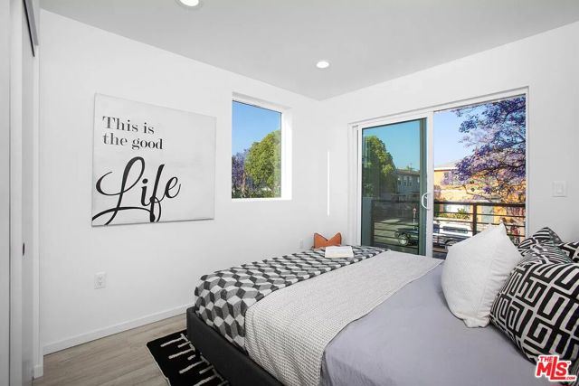 945 N Oxford Avenue, Los Angeles CA: https://media.crmls.org/mediaz/75a42750-367a-4955-a14a-fadb60283cc4.jpg