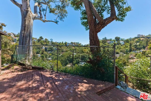 8305 Yuma Place, Los Angeles CA: https://media.crmls.org/mediaz/75a49c99-95ef-4a10-a197-128bad6fc550.jpg