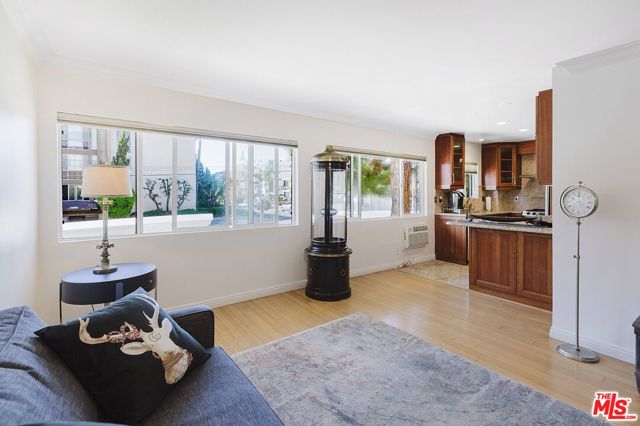 1154 S Barrington Avenue, Los Angeles CA: https://media.crmls.org/mediaz/75a536aa-c8b2-478b-87fd-c54facbaa278.jpg