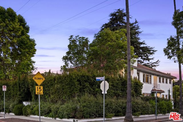 2027 Canyon Drive, Los Angeles CA: https://media.crmls.org/mediaz/75a57ed3-3dc9-44da-b2b7-b55fe9178ac0.jpg