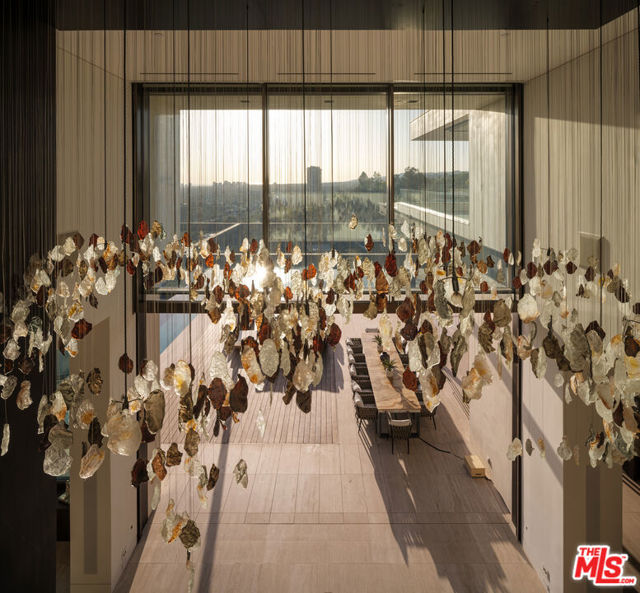 1305 Collingwood Place, Los Angeles CA: https://media.crmls.org/mediaz/75a637f1-f5f0-4d30-8b8b-9ac6ac2768e2.jpg