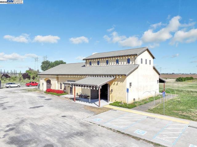 8091 Balfour Rd, Brentwood CA: https://media.crmls.org/mediaz/75a7d7f2-508c-4fe7-8d92-2de0522dcc8f.jpg