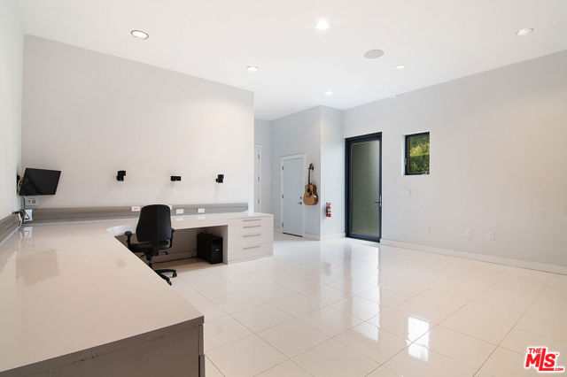 338 S Highland Avenue, Los Angeles CA: https://media.crmls.org/mediaz/75a80931-b757-46e8-9ab9-d8bf784651a7.jpg