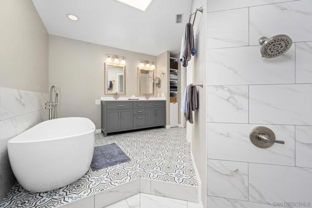 3733 La Cresta Dr, San Diego CA: https://media.crmls.org/mediaz/75a953b1-df47-47c5-b743-b50e32cc19e4.jpg