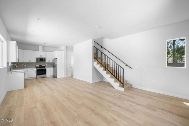 Detail Gallery Image 3 of 26 For 12323 Foxcroft Pl, Granada Hills,  CA 91344 - 3 Beds | 2/1 Baths