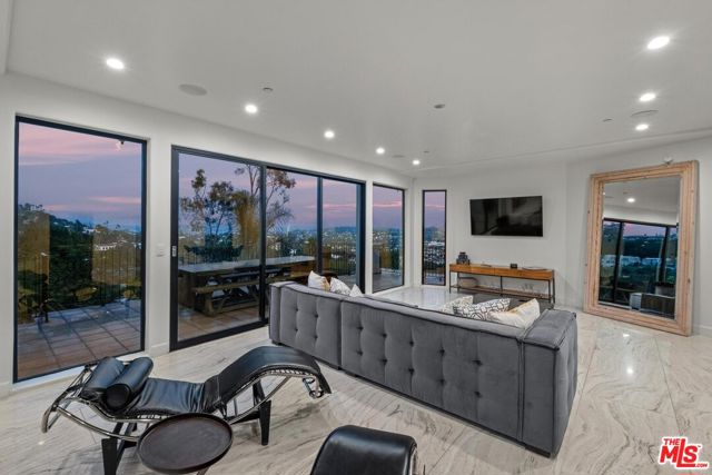 4733 Bonvue Avenue, Los Angeles CA: https://media.crmls.org/mediaz/75aeca6e-2767-4fe2-82bc-f877aac4ef37.jpg
