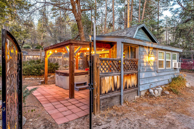 25585 Alderwood St Street, Idyllwild CA: https://media.crmls.org/mediaz/75af3f28-740a-4156-8ff9-af41c9dae32e.jpg