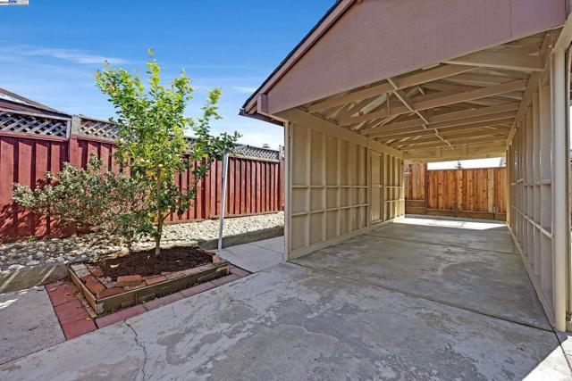 2702 Chinook Ct, Union City CA: https://media.crmls.org/mediaz/75af8026-ff70-4e86-b41e-61ca6065d9aa.jpg