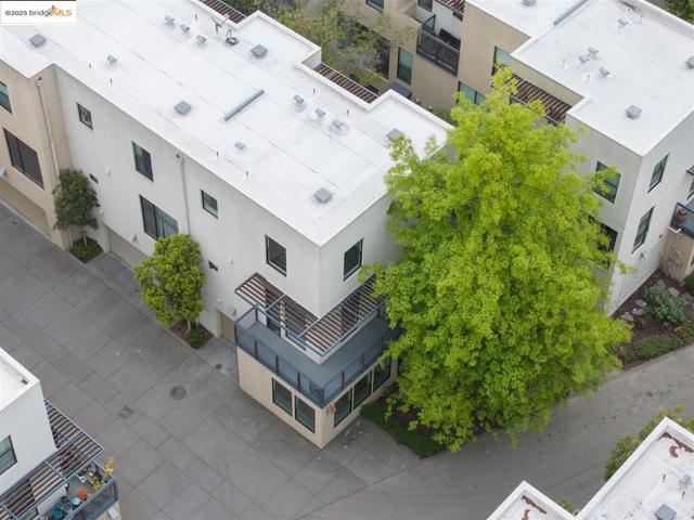 121 City Limits Cir, Emeryville CA: https://media.crmls.org/mediaz/75b09277-9c9a-4baa-ab56-979417758cb2.jpg
