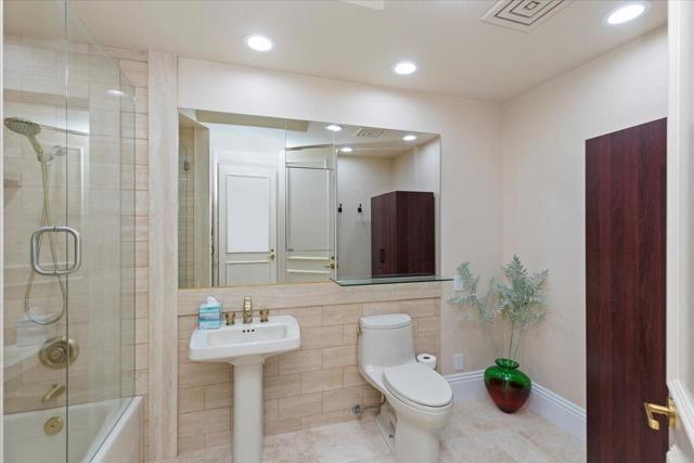 2 Deerfield Court, Rancho Mirage CA: https://media.crmls.org/mediaz/75b0927a-42e8-4459-b655-85c91a23f696.jpg