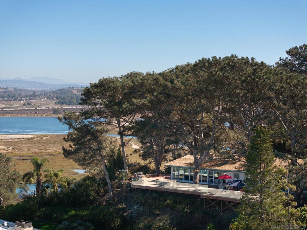 https://media.crmls.org/mediaz/75b0bedb-b4c5-447f-9292-b0d0a51eca30.jpg?preset=X-Large
