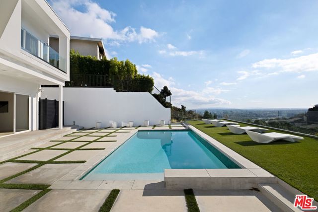 7868 Electra Drive, Los Angeles CA: https://media.crmls.org/mediaz/75b0c115-a9c6-4b95-8cb1-8cb83161241c.jpg