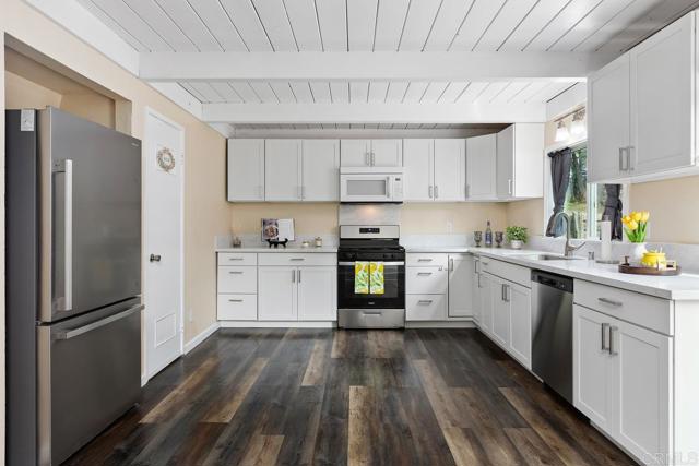 Detail Gallery Image 9 of 32 For 921 Lemon Avenue, Vista,  CA 92084 - 4 Beds | 1/1 Baths