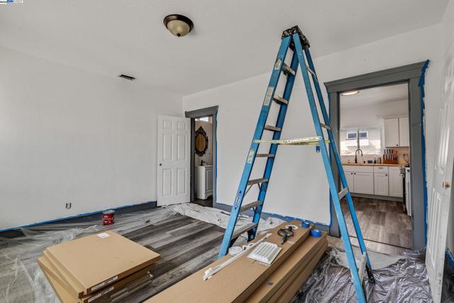 2708 60th Avenue, Oakland CA: https://media.crmls.org/mediaz/75b25a34-c35d-48bc-bcec-f94767e04976.jpg