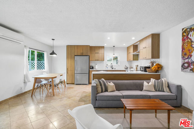 1045 S Bedford Street, Los Angeles CA: https://media.crmls.org/mediaz/75b28b66-7dd5-49f5-ac77-22e34b4ca54f.jpg