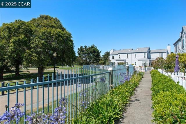 609 Commodore Dr, Richmond CA: https://media.crmls.org/mediaz/75b2ab70-83ef-46fb-b3d5-ecc8846888c8.jpg