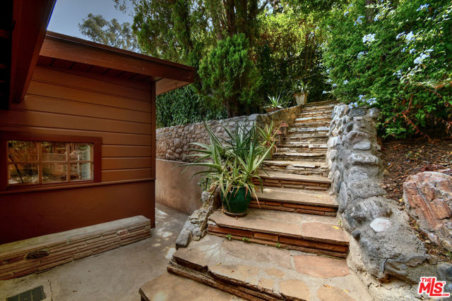 3682 Berry Drive, Studio City CA: https://media.crmls.org/mediaz/75b3cca8-4140-446d-95de-943783c787f4.jpg