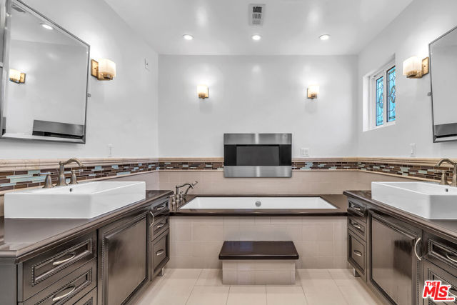 4311 Coquette Place, Tarzana CA: https://media.crmls.org/mediaz/75b46827-14f6-4cf7-adec-7a0cf96ec1bb.jpg