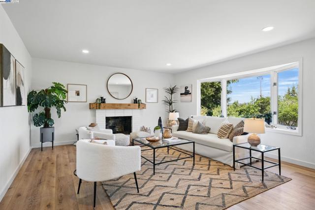 35 San Joaquin Pl, Novato CA: https://media.crmls.org/mediaz/75b4b6e3-0286-4308-93e6-d1199f12466b.jpg