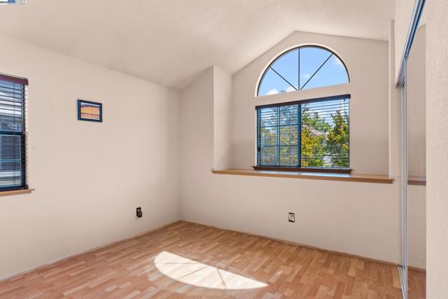35 Leonard Ct, Alameda CA: https://media.crmls.org/mediaz/75b5164e-c0a1-4560-82a2-0574661cd2a3.jpg