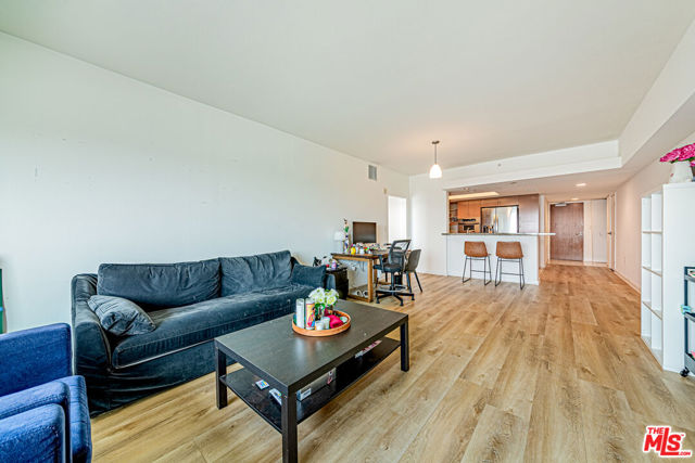 13700 Marina Pointe Drive, Marina del Rey CA: https://media.crmls.org/mediaz/75b5325d-b09b-4098-85fc-1ee3cf01dd7c.jpg