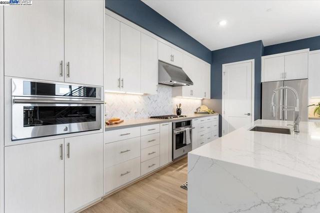 2250 Kilowatt Way, Fremont CA: https://media.crmls.org/mediaz/75b5dbbe-3989-48e2-889e-c2bff3d560fd.jpg