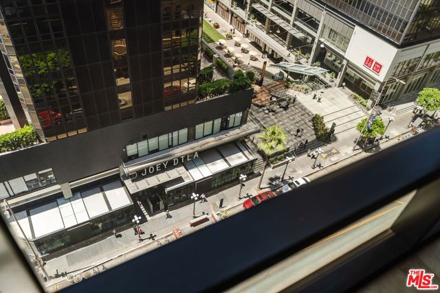 655 S Hope Street, Los Angeles CA: https://media.crmls.org/mediaz/75b5e606-ce9f-4c56-904e-c391cf8e19cd.jpg