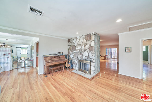 4930 Ramsdell Avenue, La Crescenta CA: https://media.crmls.org/mediaz/75b6336f-f72a-45bd-b785-09491a3e543d.jpg