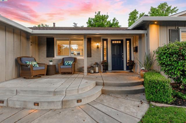 5204 Hummingbird Rd, Pleasanton CA: https://media.crmls.org/mediaz/75b6d9ee-e488-4c01-99a4-4652401a8fb6.jpg