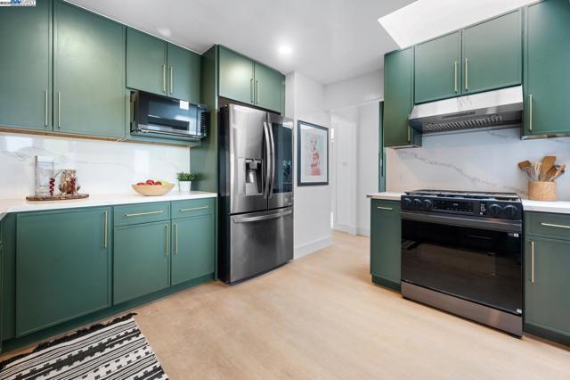 282 Bright St, San Francisco CA: https://media.crmls.org/mediaz/75b7acee-917e-425b-b73a-c1a7b32b2cc3.jpg