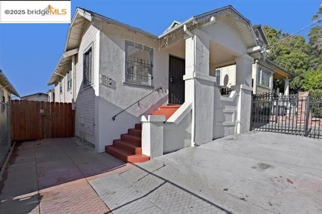 1993 38Th Ave, Oakland CA: https://media.crmls.org/mediaz/75b89dba-ce00-487b-9dcc-c71abf3dc357.jpg