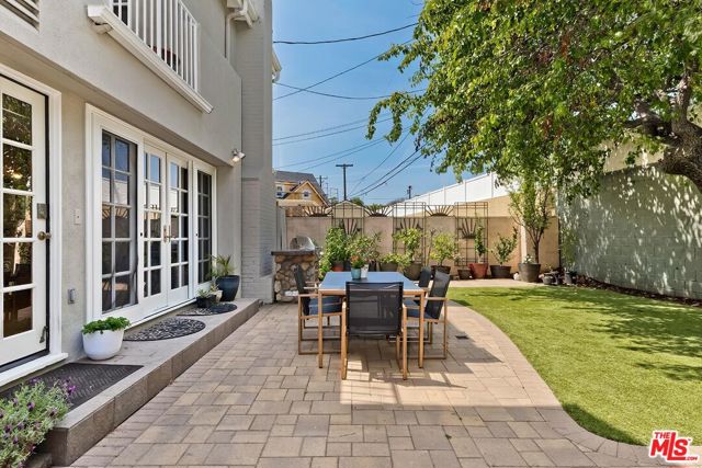 11205 Huntley Place, Culver City CA: https://media.crmls.org/mediaz/75b8ecfc-0a27-4c38-b71f-7a88016e0c25.jpg