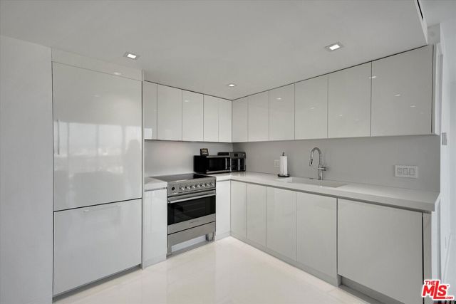 2160 E Century Parkway, Los Angeles CA: https://media.crmls.org/mediaz/75ba12f0-b35c-43ac-bf85-a7b714cbbd7e.jpg