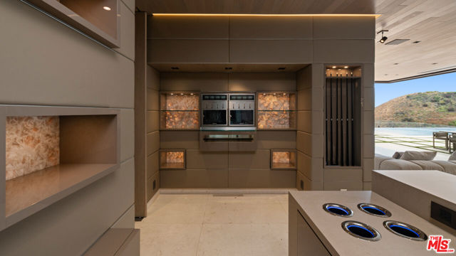 5012 Carbon Beach Terrace, Malibu CA: https://media.crmls.org/mediaz/75bc69b7-f1e7-4c02-ac9c-4fd0a64bac53.jpg
