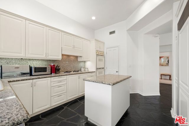 603 Ocean Avenue, Santa Monica CA: https://media.crmls.org/mediaz/75bc8dc2-8542-4fe3-8ad9-ddc01751e7fd.jpg