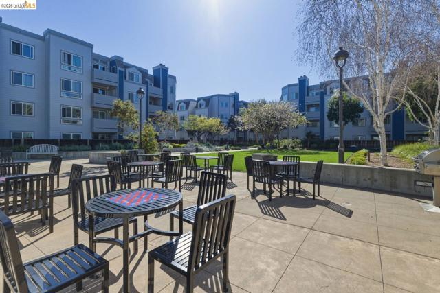 6400 Christie Ave, Emeryville CA: https://media.crmls.org/mediaz/75bcfd84-3aff-4b4f-9dca-d151ea4cf34b.jpg
