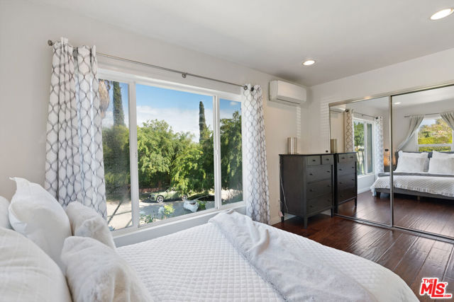 1301 S Hudson Avenue, Los Angeles CA: https://media.crmls.org/mediaz/75bd5aaf-a7e1-4887-94b9-77dbf793df57.jpg
