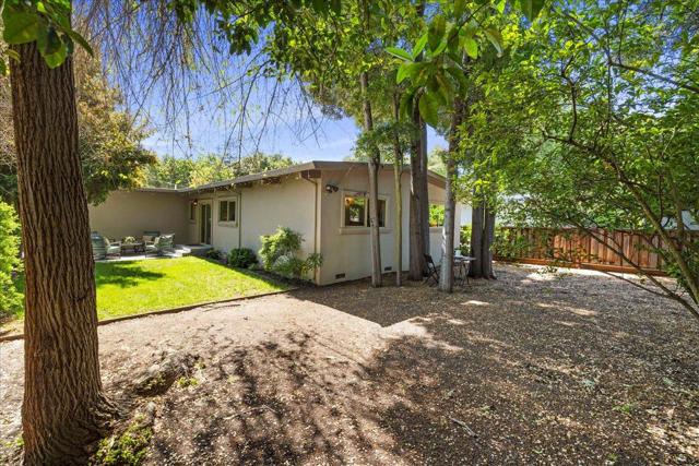 907 Christopher Way, Menlo Park CA: https://media.crmls.org/mediaz/75bd88ee-dea0-4142-8d7b-d1e34635fb86.jpg