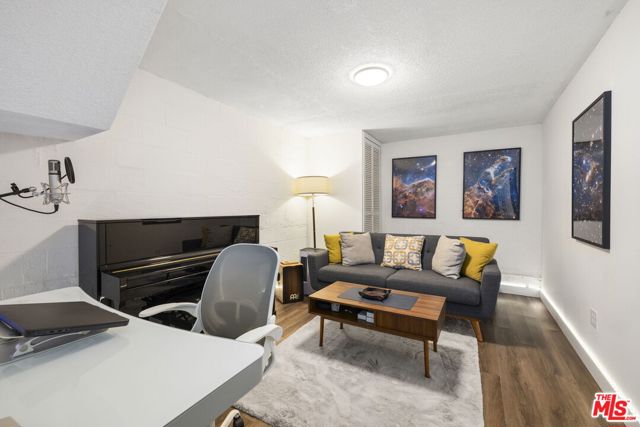 6540 Hayvenhurst Avenue, Lake Balboa CA: https://media.crmls.org/mediaz/75be0d17-8def-4dde-a43e-c8da9770b032.jpg