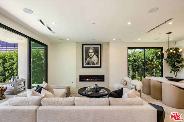 2115 Walnut Avenue, Venice CA: https://media.crmls.org/mediaz/75bed01f-aa2c-470f-9477-9c3ad3641dc1.jpg
