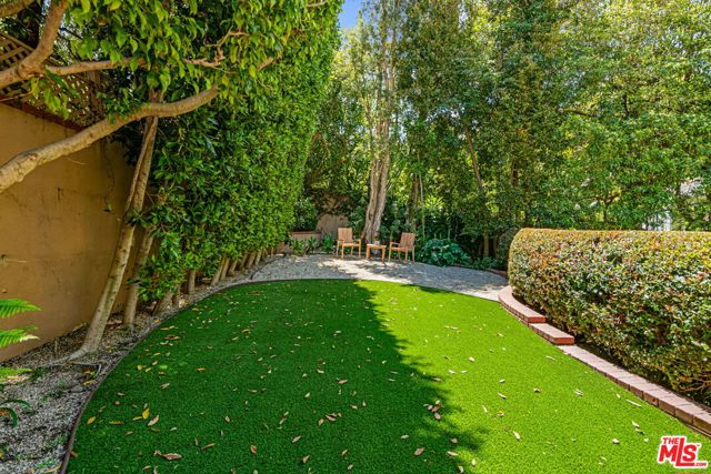 1376 San Ysidro Drive, Beverly Hills CA: https://media.crmls.org/mediaz/75bf112e-a80d-4f96-8d0e-10e3c6cbfbfc.jpg